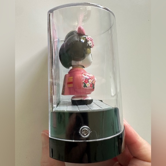 Solar Powered Maiko-Chan Bobble Head Figure Pink Kimono Cherry Blossoms Japan - Picture 2 of 5